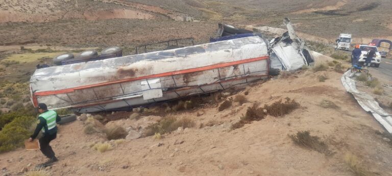 Cisterna con combustible volcó en la carretera Interoceánica