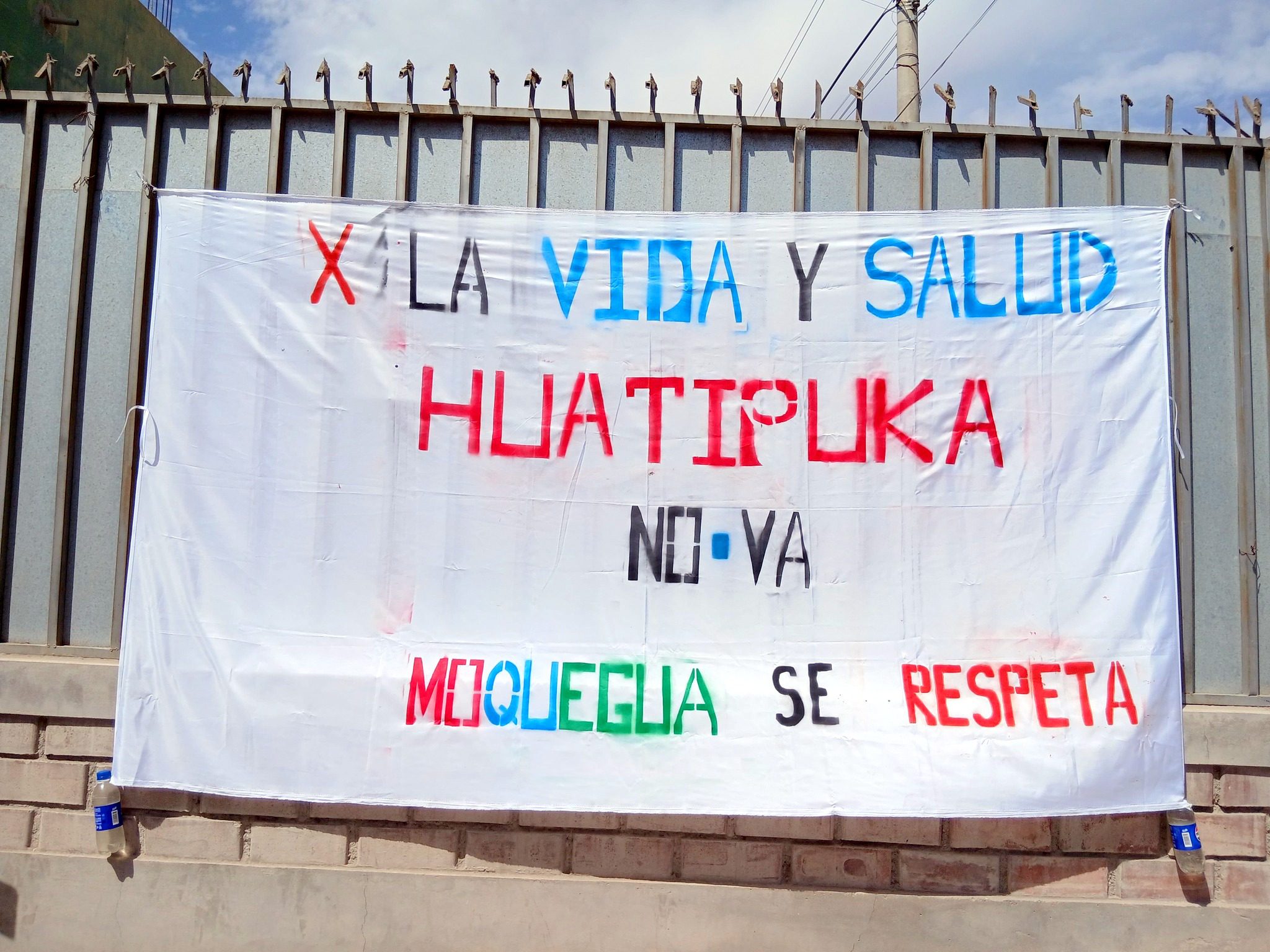 Colores pancarta opositores Huatipuka 0925 La Prensa Regional