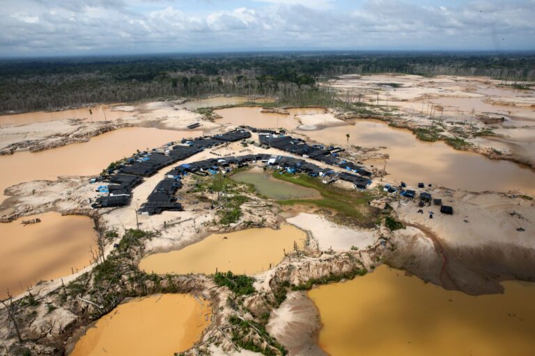Los ríos y lagos que antes se defendieron con marchas, hoy son contaminados por mineros ilegales