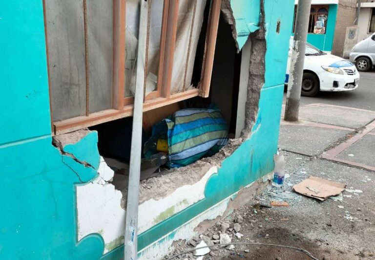 Combi se estrella contra vivienda en Pampa Inalámbrica