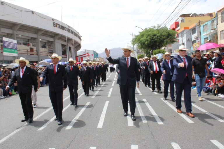 Martín Vizcarra se robó el show en el desfile por el Bicentenario del Colegio Simón Bolívar
