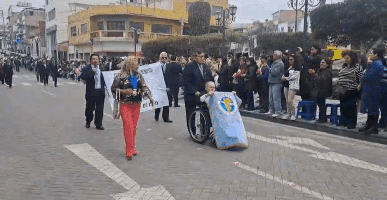 Periodistas de Islay participan de izamiento y desfile en Mollendo