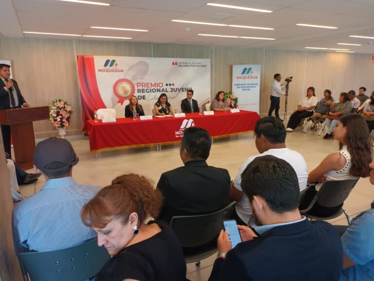 Premian a ganadores del certamen de literatura por el Día de la Juventud