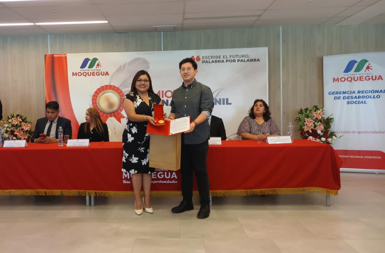 Premian a ganadores del certamen de literatura por el Día de la Juventud 3 Entrega de Reconocimiento Institucional del GORE Moquegua por el Dia de la Juventud 23092025 8 La Prensa Regional