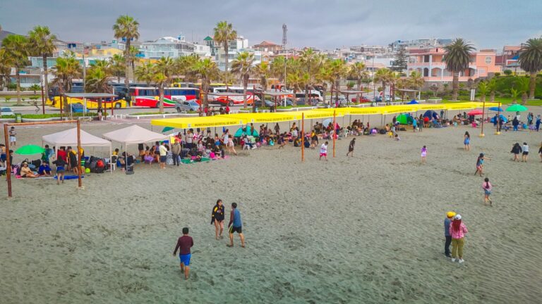 Cerca de 400 estudiantes arequipeños recorrieron playa Las Margaritas