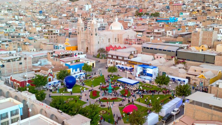 Trinquetes Políticos: La plaza de armas y la bohemia