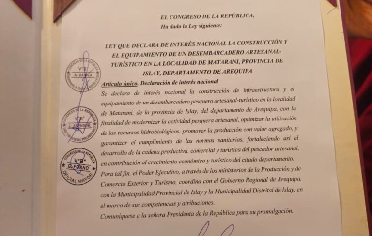 Firman ley que declara de interés nacional desembarcadero turístico en Matarani