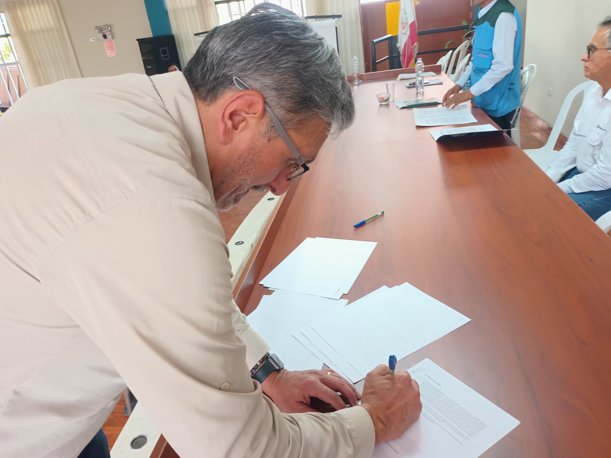 Firma del Acta Sesion ordinaria del CMQ en el auditorio de la Junta de Usuarios del Sector Hidraulico Moquegua 11092025 3 scaled La Prensa Regional
