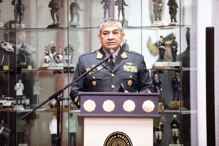 Suspenden por 18 meses a comandante general de la PNP