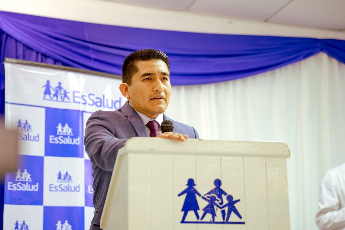 Procesado por corrupción asumió dirección del Hospital Ilo de EsSalud propuesto por otro funcionario también encausado 3 Humberto Tapia Garay Ceremonia EsSalud 30092025 La Prensa Regional