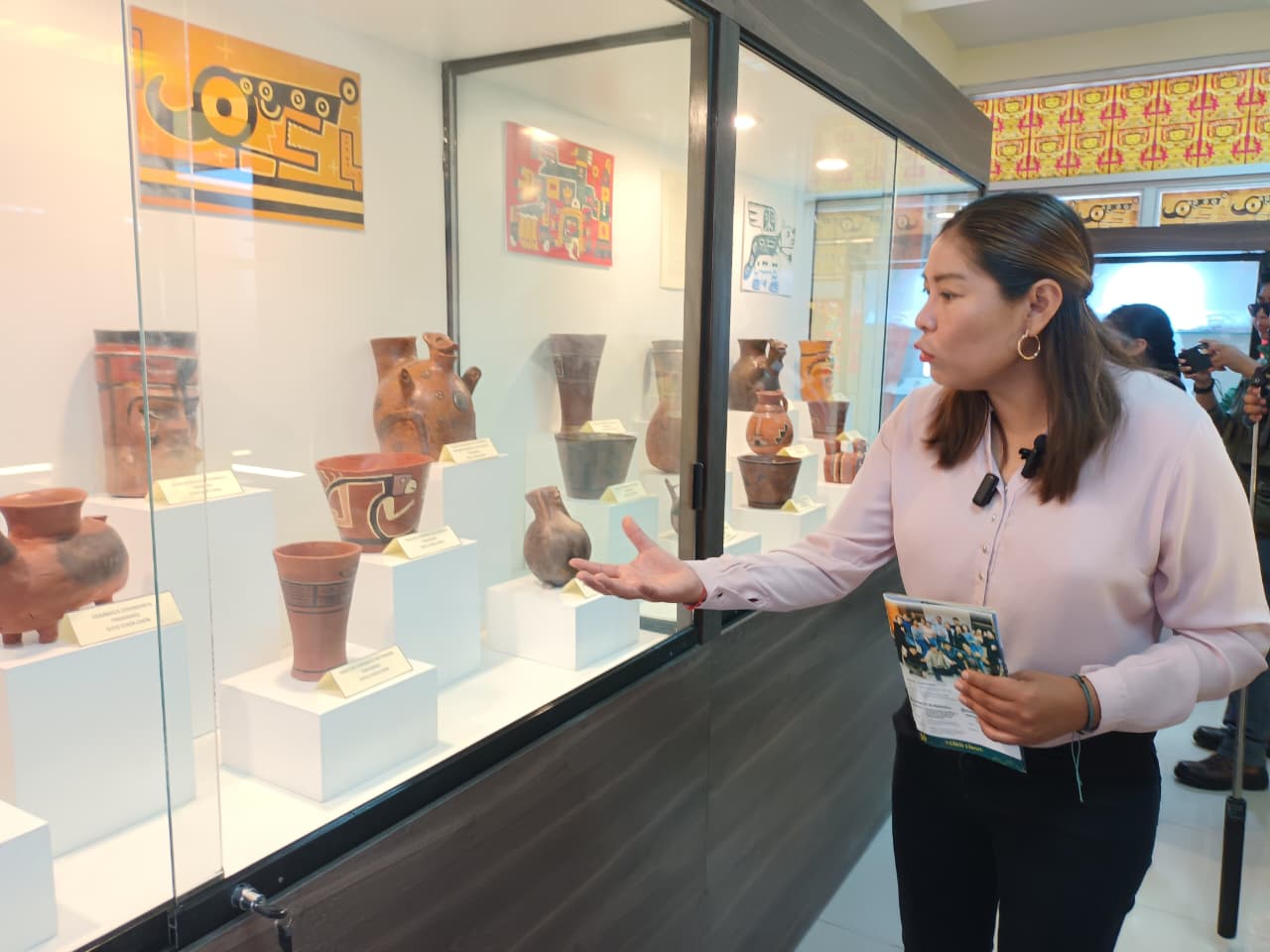 Trinquetes Políticos: Compleja y kilométrica cédula de votación 2 Inauguracion Sala de exposicion cultural MCP Chen Chen Jackeline Ninaraqui 02092025 8 La Prensa Regional