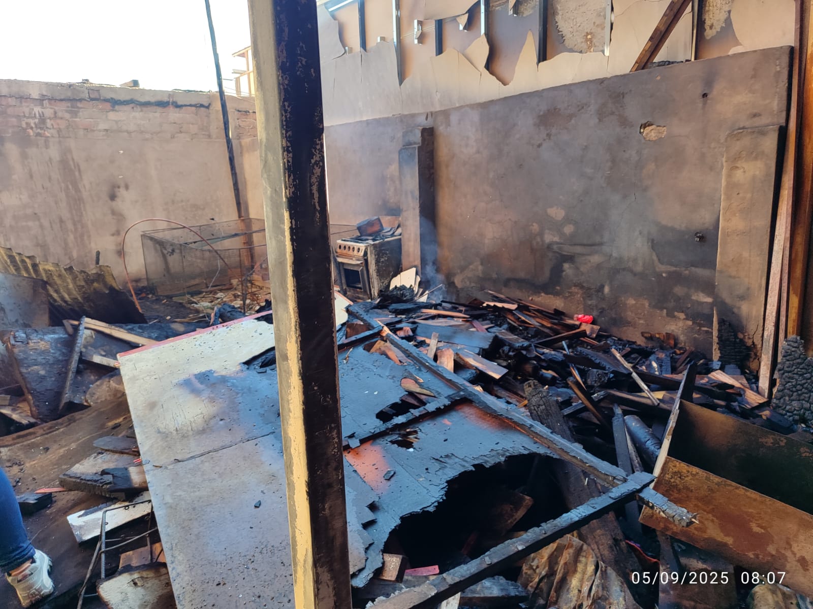 Familia lo perdió todo tras voraz incendio en San Francisco 2 Incendio arraso con una vivienda en CP San Francisco 04092025 15 La Prensa Regional