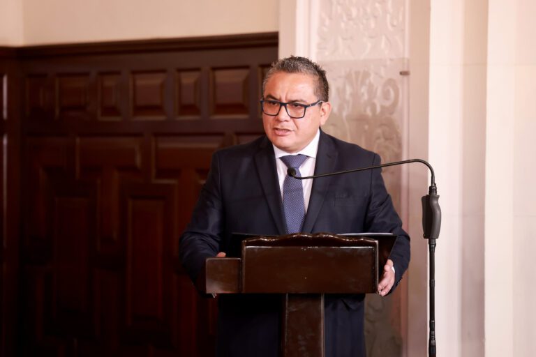 Autorizan viaje de ministro Juan José Santiváñez a Suiza