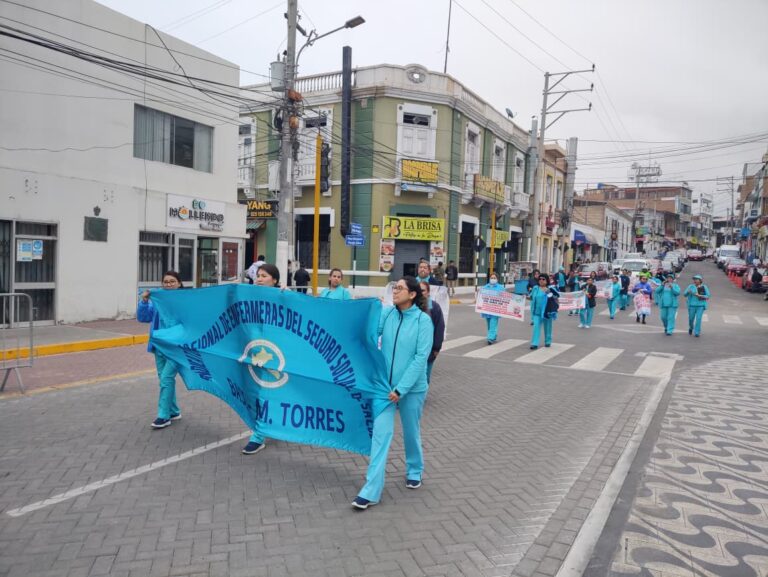 Enfermeras de EsSalud Mollendo marchan en huelga indefinida