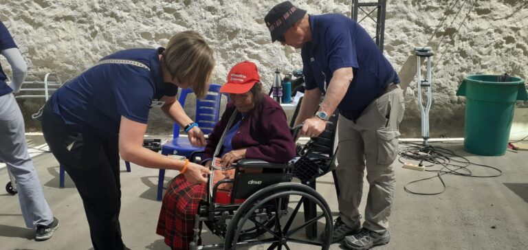 Entregan sillas de ruedas a personas con discapacidad en Islay