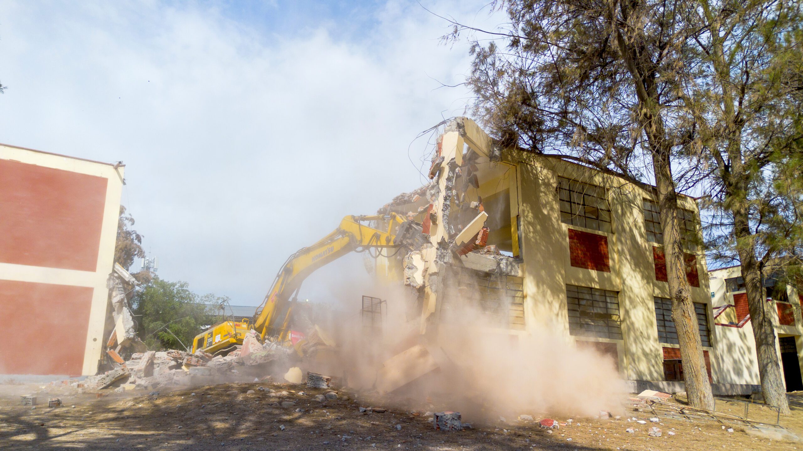 Southern Perú inicia demolición del colegio Manuel Camilo de la Torre en Moquegua 2 Southern Peru inicio la demolicion Manuel C de la Torre v1 3 scaled La Prensa Regional
