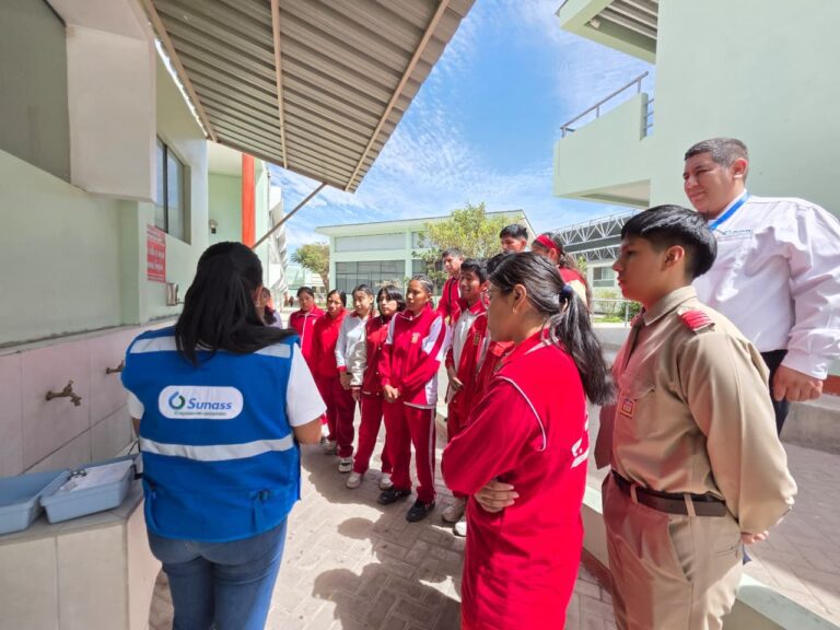 Sunass y estudiantes del Simón Bolívar revisan cloración del agua