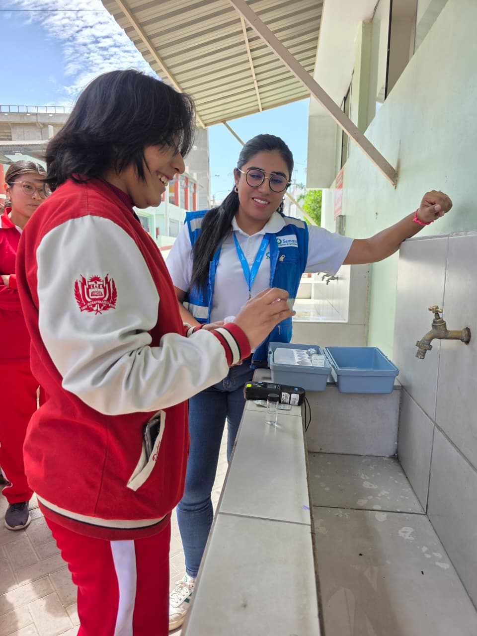 Sunass y estudiantes del Simon Bolivar revisan cloracion del agua 11092025 2 La Prensa Regional