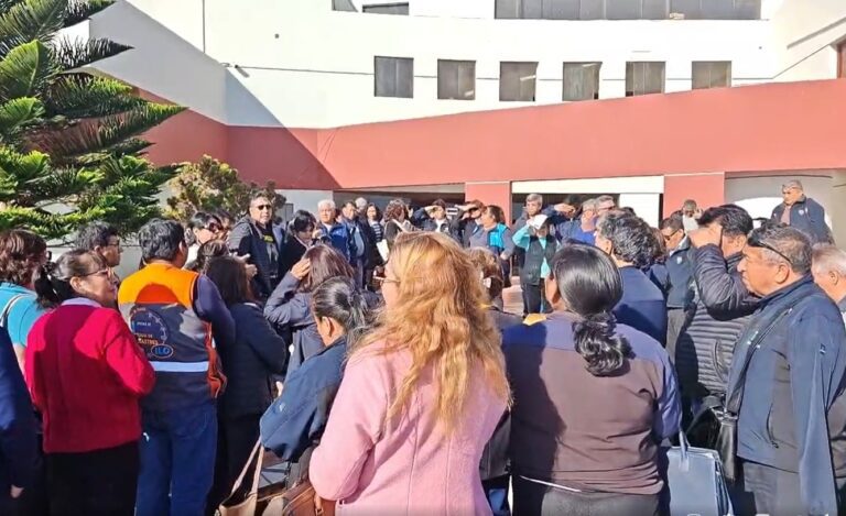 Con plantón, trabajadores de la MPI rechazan nuevo CAP por creación de 80 plazas