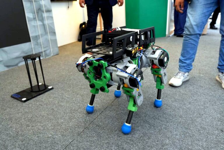 Universitarios arequipeños presentan en PERUMIN 37 al robot ‘Catito’