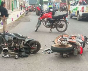 Tres varones resultaron heridos tras choque violento entre dos motos lineales 2 Accidente choque frontal de motos Cocachacra 25102025 3 La Prensa Regional