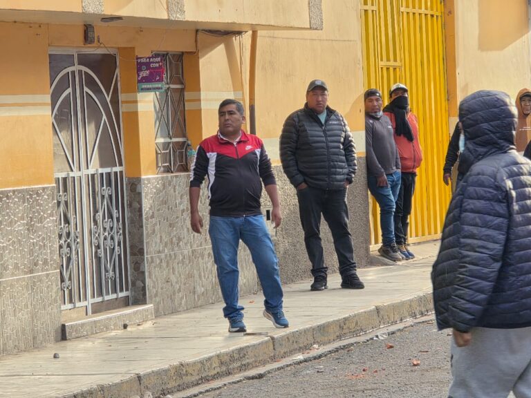 Transportistas protagonizaron pelea en terminal de minivanes
