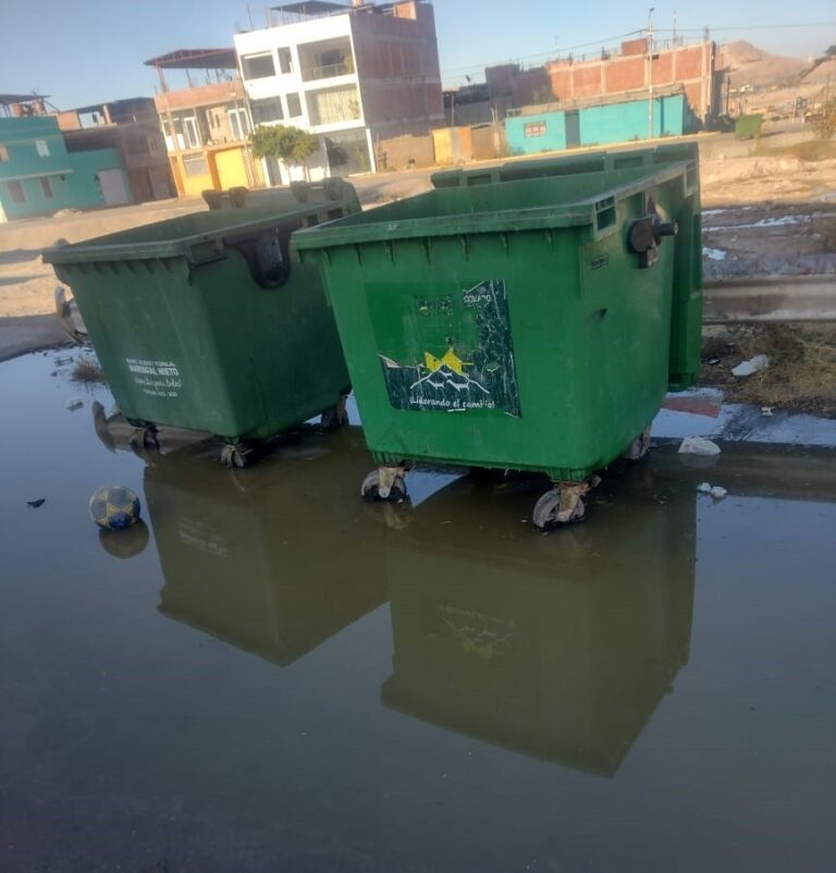 Vecinos de Chen Chen denuncian laguna de aguas servidas en plena vía pública