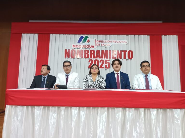 Entregan resoluciones de nombramiento a trabajadores de Salud