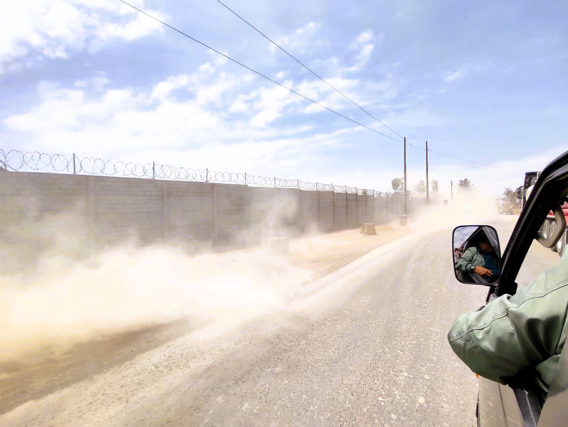 Reiteran denuncia: cisternas levantan polvo y contaminan albergue infantil 2 Cesar Loarte adm albergue Maria Inmaculada Mollendo polvo cisternas 31102025 3 La Prensa Regional