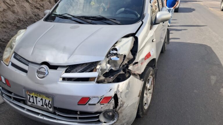 Una adulta mayor herida deja choque entre dos autos 