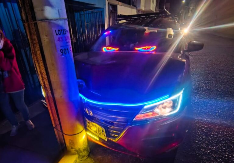 Dos heridos tras violento choque contra poste