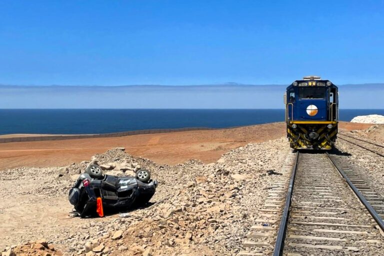 Aparatoso choque entre tren y camioneta en Matarani