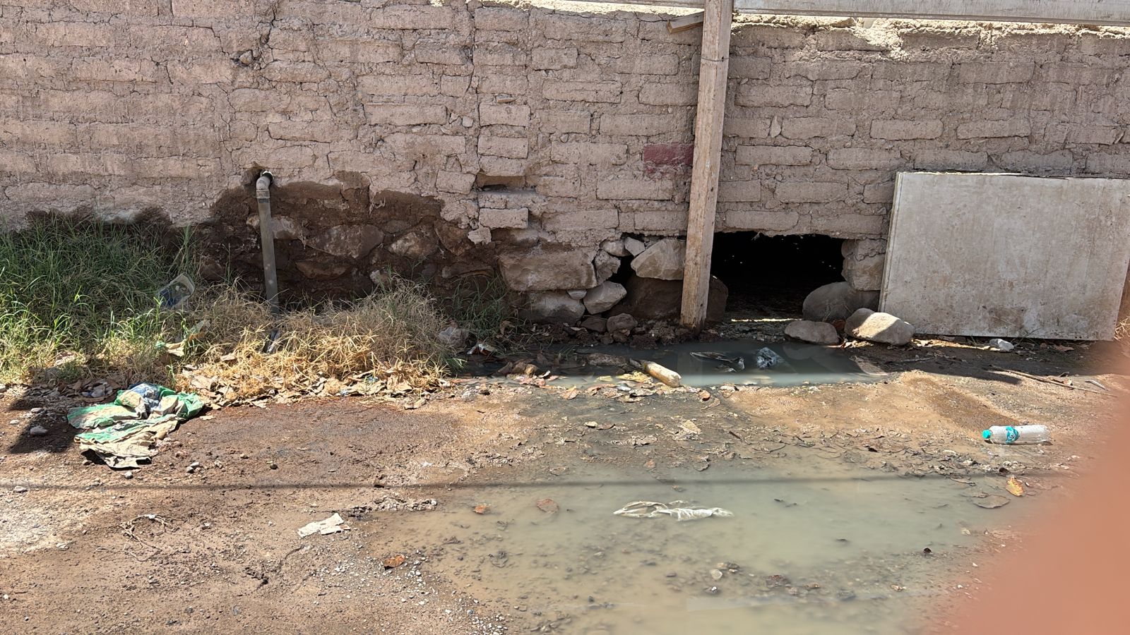 Colapsó silo del hotel Gran Suiza y aguas residuales afectaron viviendas colindantes 1 Clausura del Hotel Gran Suiza Colapsa silo 15102025 3 La Prensa Regional