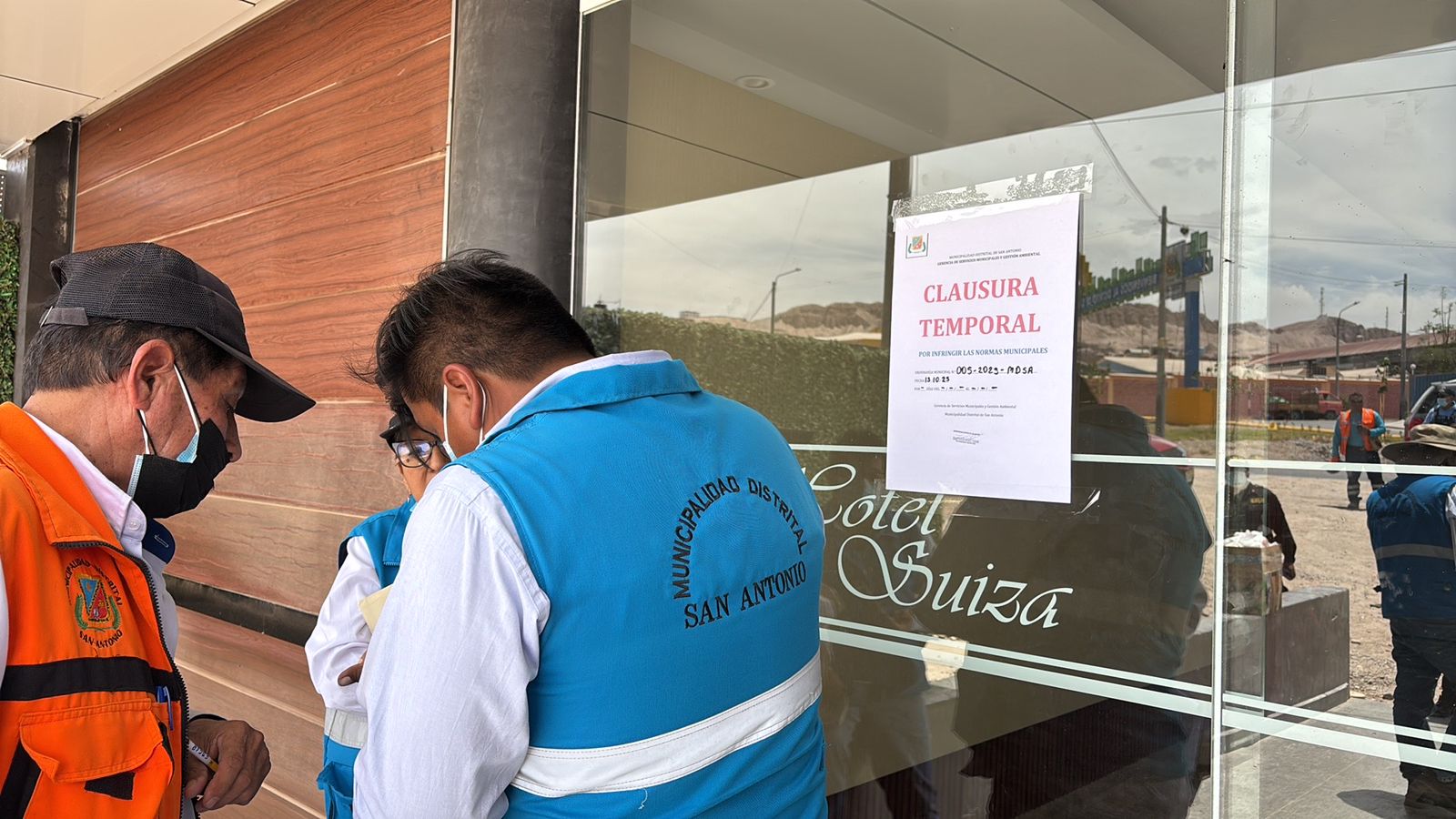 Colapsó silo del hotel Gran Suiza y aguas residuales afectaron viviendas colindantes 3 Clausura del Hotel Gran Suiza Colapsa silo 15102025 8 La Prensa Regional