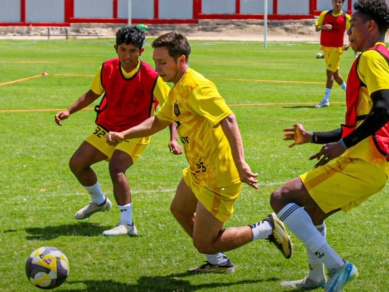 Trinquetes Políticos: Subprefecto que duró ‘ni un día’ 2 Club Deportivo Moquegua entrenamiento 15102025 La Prensa Regional
