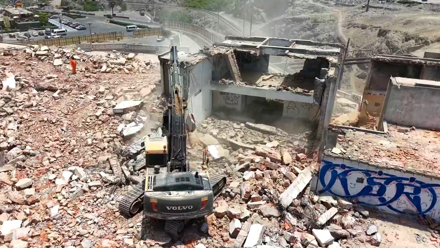 Exhotel El Castillo es demolido para construir mirador junto al Castillo Forga 1 Demolicion exhotel El Castillo mirador Castillo Forga 19102025 2 La Prensa Regional