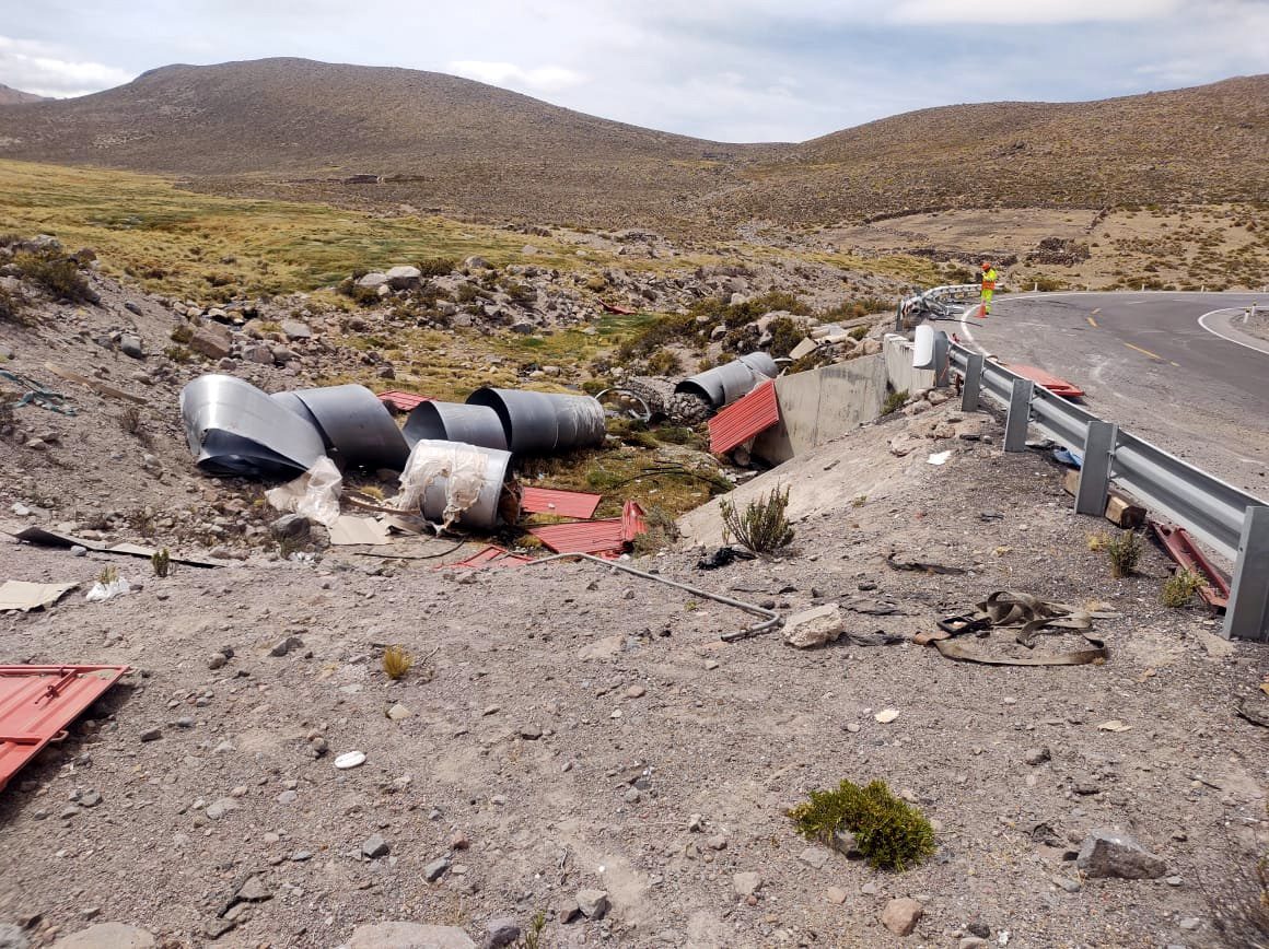 Camión boliviano cargado con bobinas de metal se despistó en la carretera Binacional 1 Despiste vehiculo boliviano empresa Truck Wilbem de placa 4083RXK 24102025 Carumas 2 La Prensa Regional