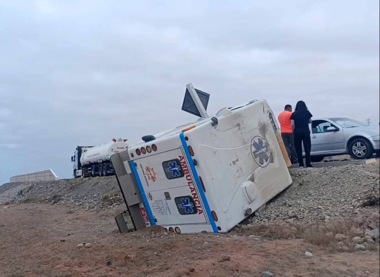 Gestante y enfermera resultan heridas tras volcadura de ambulancia en Mejía