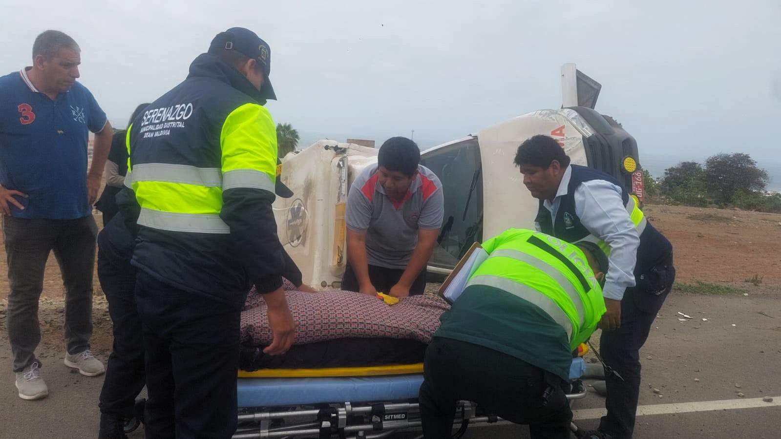 Gestante y enfermera resultan heridas tras volcadura de ambulancia en Mejía 1 Despiste y volcadura ambulancia La Curva 28102025 2 La Prensa Regional