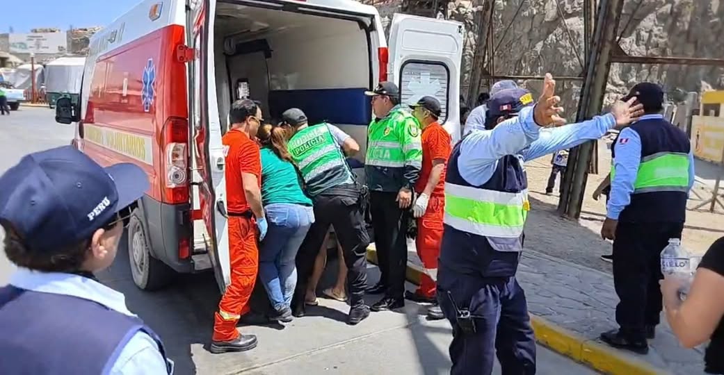 Tragedia en Mollendo: profesor muere ahogado tras intentar salvar a su alumno 2 Docente muere ahogado en playa de Mollendo 19102025 2 La Prensa Regional