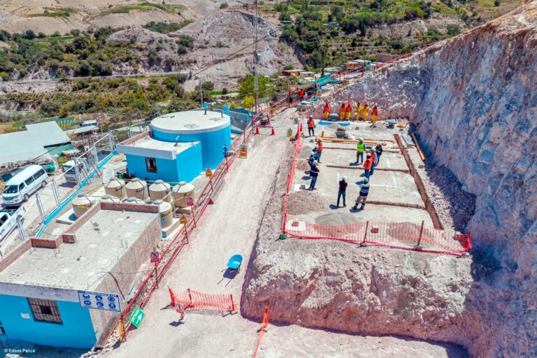EPS Moquegua inspecciona avances de planta portátil de agua en Tumilaca
