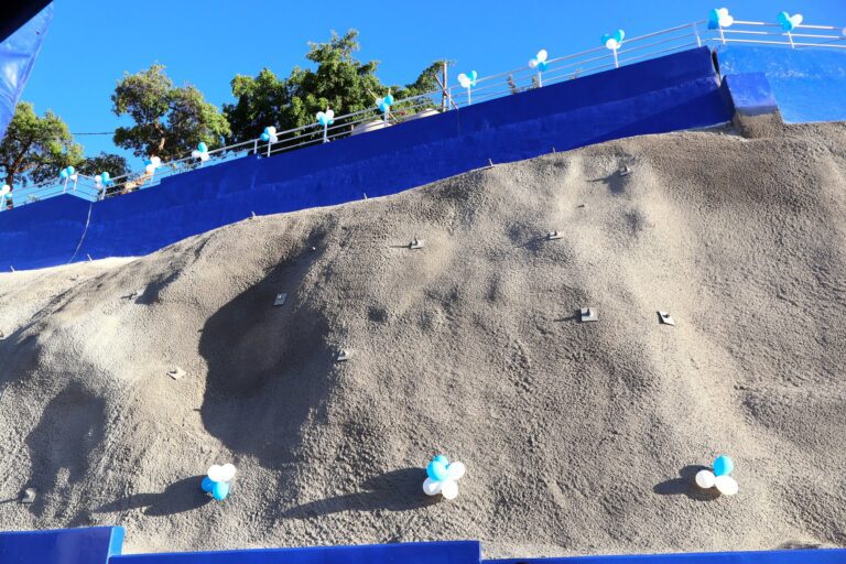 Entregan muros de contención en la Av. Andrés Avelino Cáceres