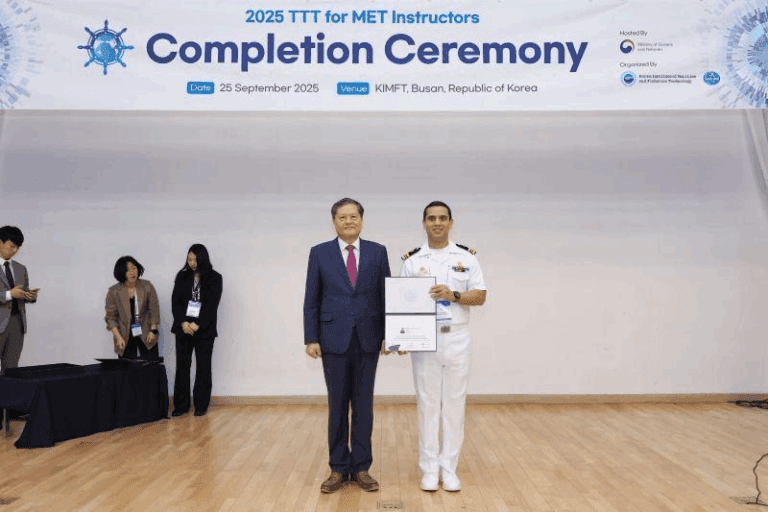 Ex capitán de puerto de Mollendo culmina programa de entrenamiento en Corea