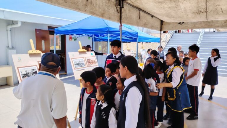 Presentan exposición fotográfica de Mollendo en el colegio Mariátegui