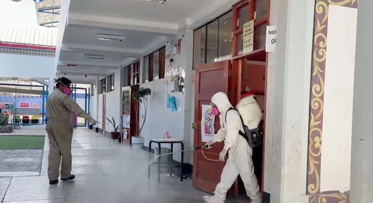 Fumigan colegios en San Antonio para prevenir enfermedades zoonóticas