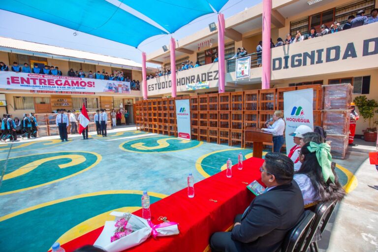GORE Moquegua entrega mobiliario escolar en Torata