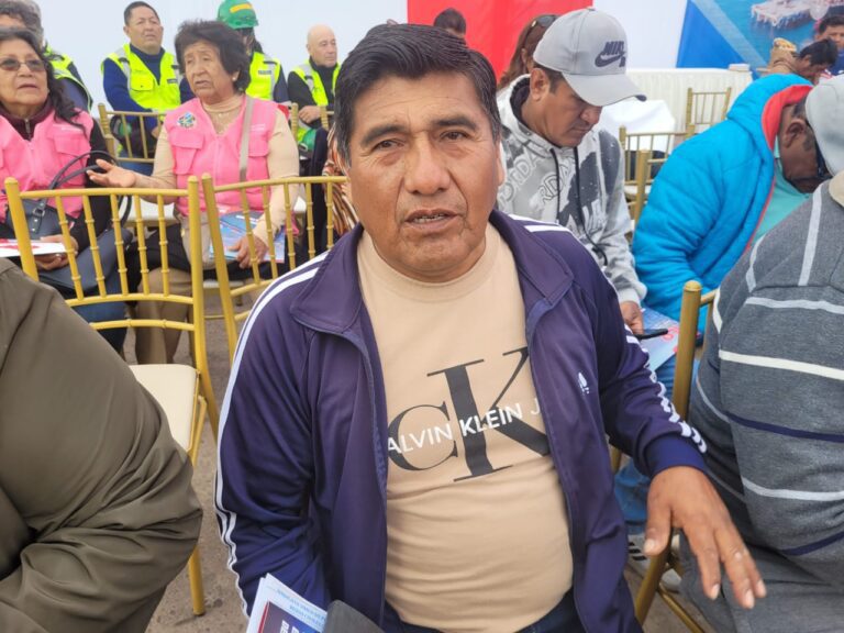 Pescadores participan en charla sobre programa de vivienda