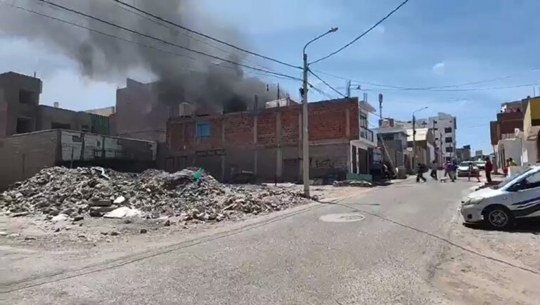 Segundo piso de vivienda se incendia en Pampa Inalámbrica