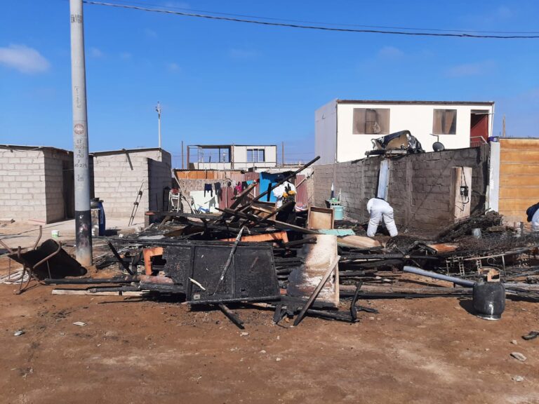 Familia se queda con lo que tenía puesto tras incendio de su vivienda en Villa Las Palmas