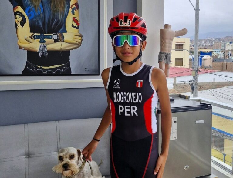 “Kroketa” recibe uniforme para representar al Perú en el Mundial de Triatlón en Chile